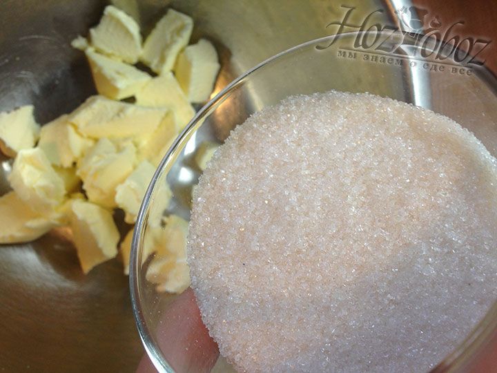 Отдельно соединяем сливочное масло с сахаром