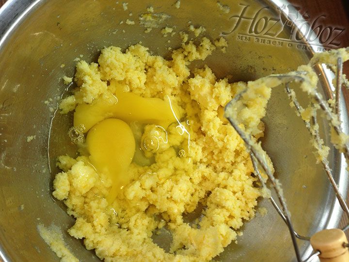 В смесь масла с сахаром вводим куриные яйца