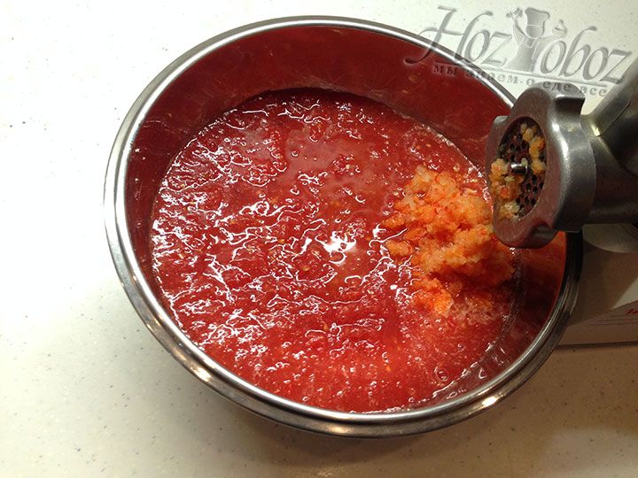 Пропускаем через мясорубку вымытый и нарезанный болгарский перец после чего соединяем кашицу с томатным пюре