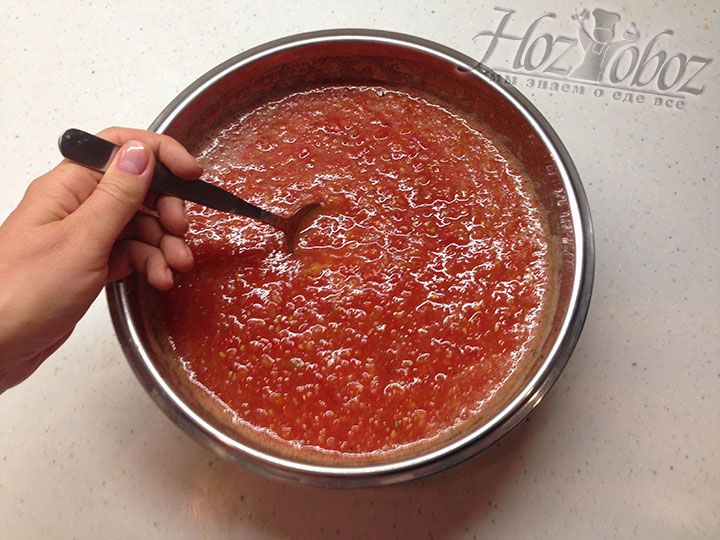 После того как все ингредиенты введены, соус надо помешивать примерно 3-5 минут до полного растворения соли