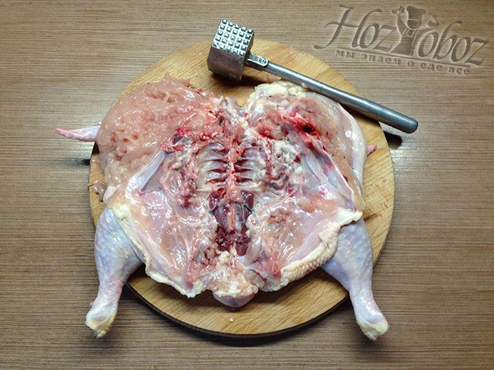 С помощью специального молотка для мяса оотбиваем цыпленка с внутренней стороны