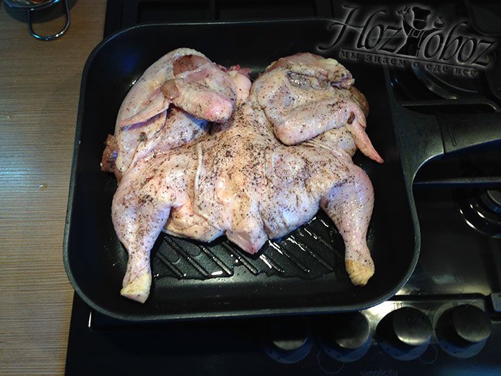 На разогретую сковороду выкладываем курицу располагая ее кожей к верху
