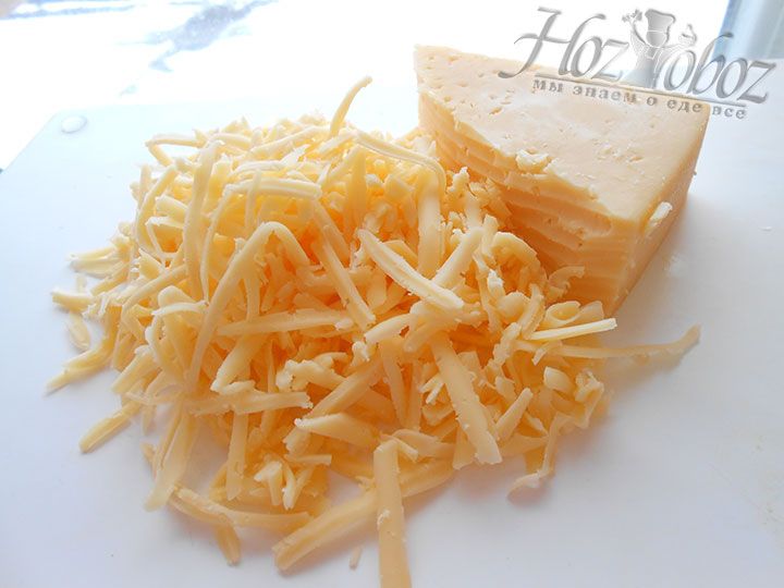 Твердый сыр измельчаем с помощью терки