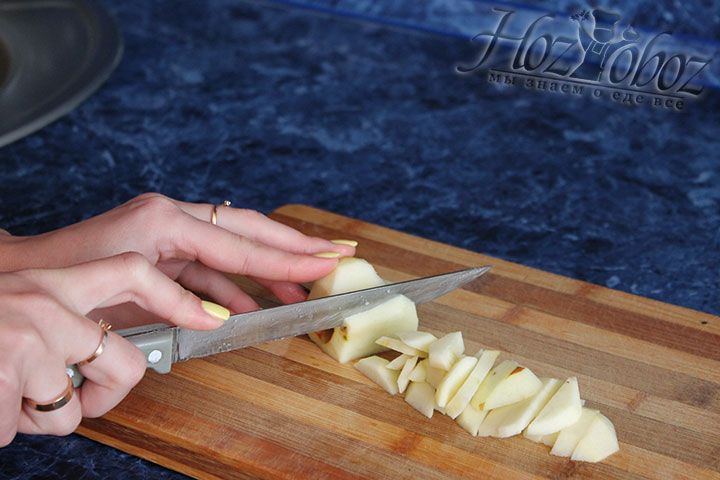 Разрезаем яблоки на небольшие дольки