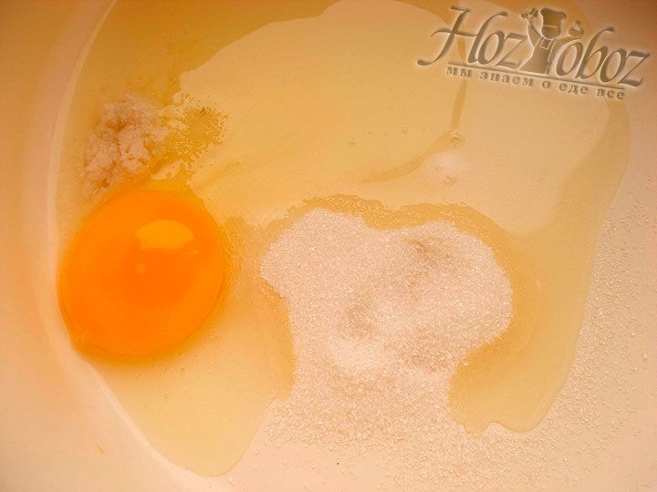 Для теста смешиваем в миске куриное яйцо, соль и сахарный песок