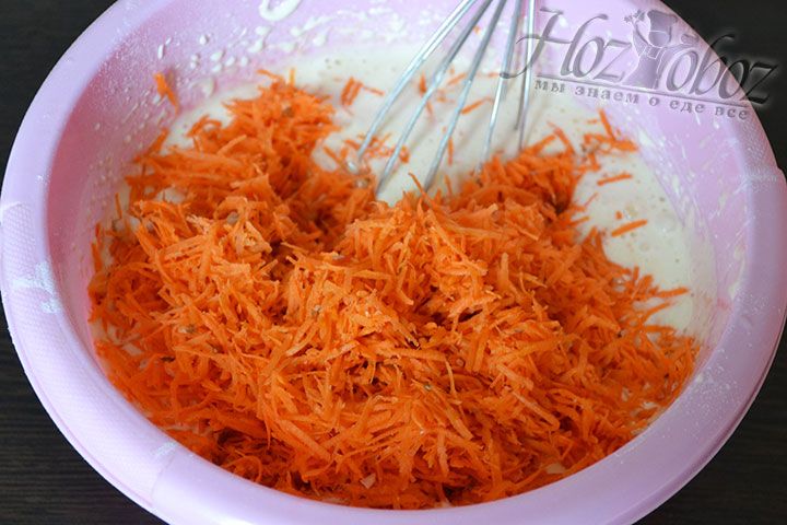 Добавляем тесто для бисквита в морковную заготовку