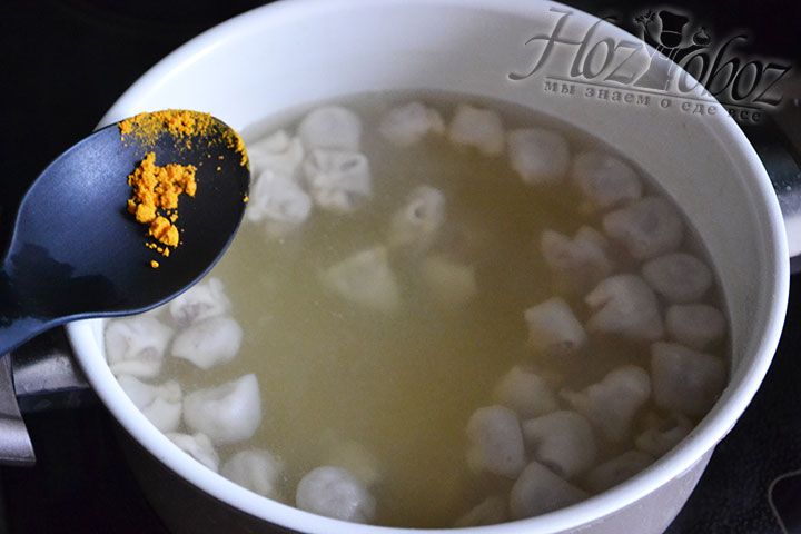 Как только дюшбара начнут всплывать на поверхность, следует добавить шафран и придать супу неповторимый цвет и аромат
