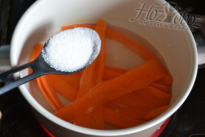 Тем временем для украшения провариваем морковные полоски заготовленные ранее в сиропе. Несколько штук выкладываем на бумажное полотенце, а остальные варим до мягкости и перетираем в варенье