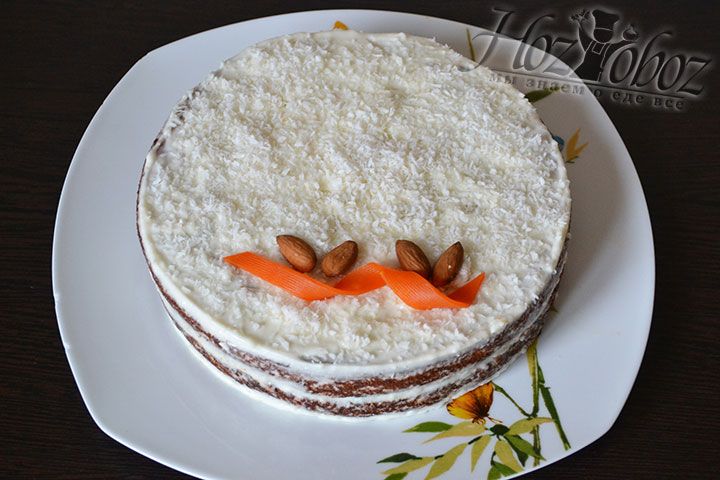 Готовыми декорациями украшаем морковный торт поверх кокосовой посыпки