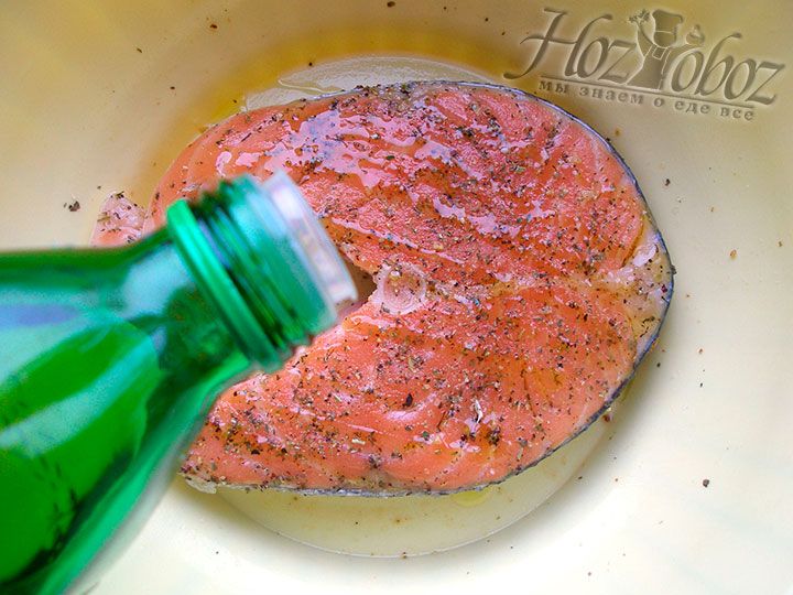 Сдабриваем рыбный стек небольшим количеством оливкового масла