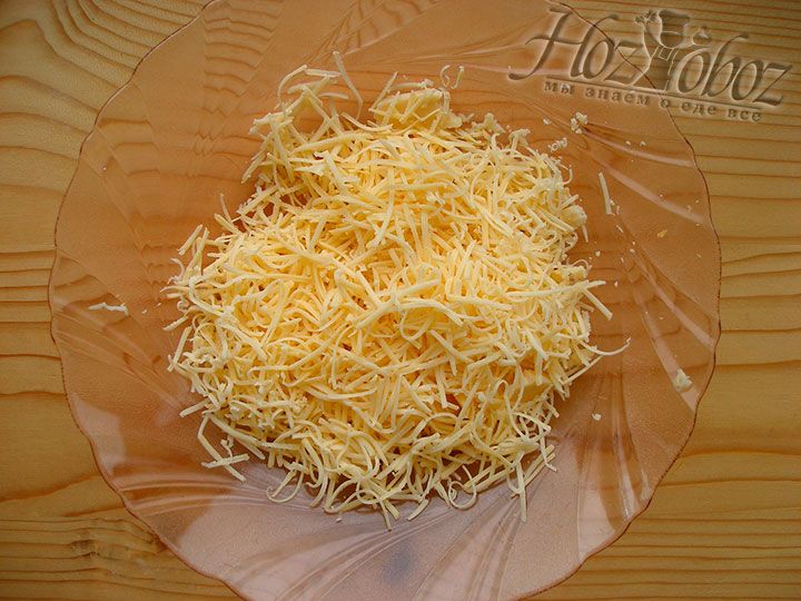 Для соуса натираем на терке сыр