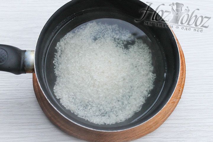 Рис привариваем в подсоленной воде с ложкой растительного масла примерно 15 минут. Затем уже готовый рис промываем под холодной водой и помещаем в дуршлаг чтобы избавится от лишней влаги