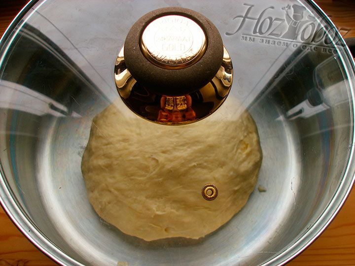 Готовое тесто кладем в глубокую емкость, например кастрюлю, и накрываем крышкой
