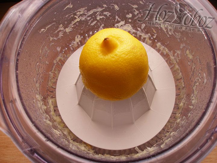 Для крема прежде всего выжимаем сок лимона