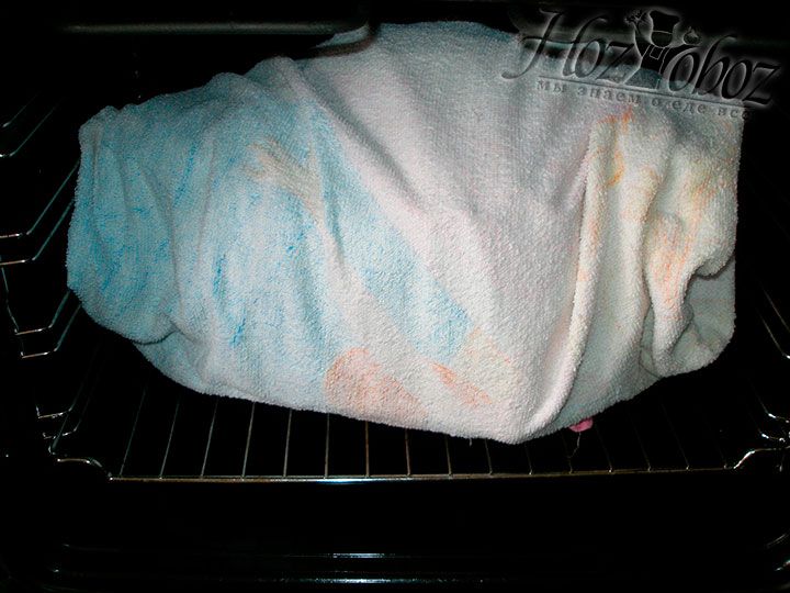 Кладем емкость в пакет и укутываем одеялом или полотенцем чтобы потом поставить минут на 25 в разогретую до 180 градусов духовку