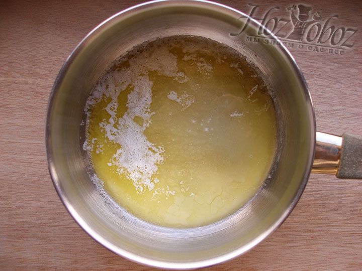 Топим 30 г сливочного масла, оставшиеся для крема после приготовления теста