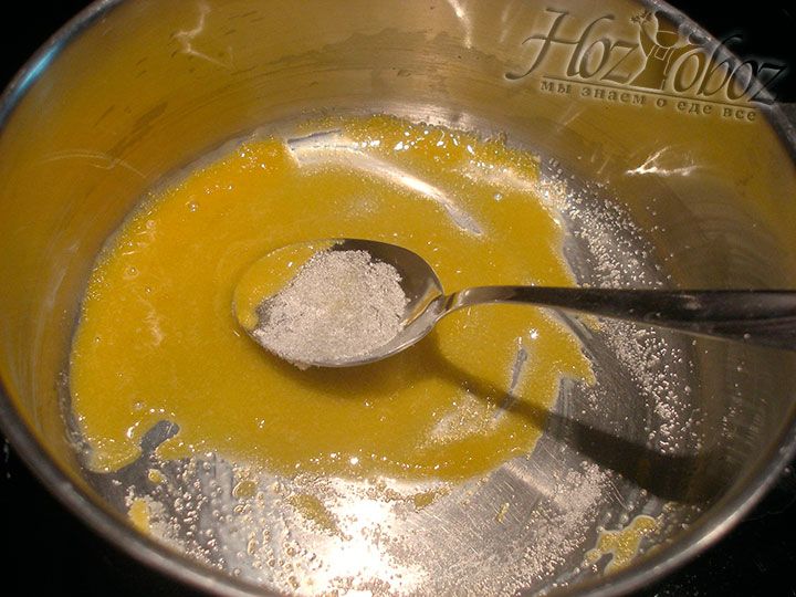 Для крема нам понадобятся желтки, которые в кастрюле следует смешать с сахаром и поместить на слабый огонь