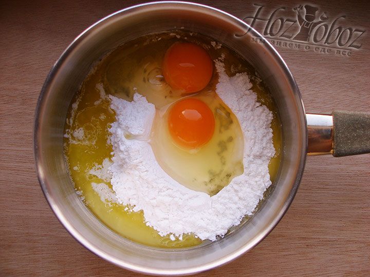Разбиваем в крем 2 куриных яйца