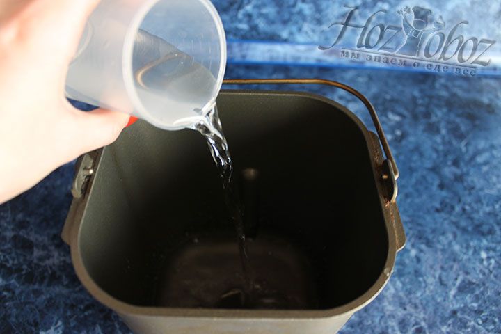 В форму с тестомеистлем выливаем мерную чашку воды