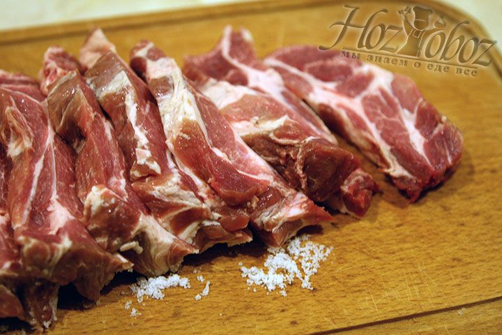 Нарезаем кусок свинины стейками толщиной примерно в 1 см
