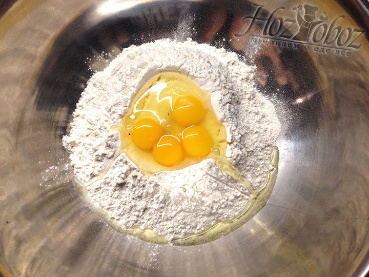 В миску с мукой разбиваем яйца и добавляем немного соли