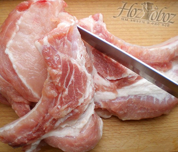 Чтобы разделить мясо на стейки аккуратно орудуем между косточками ножом