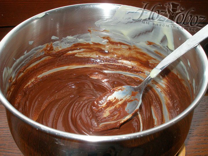 В кастрюлю оставшуюся после белого шоколада помещаем черный и доливаем 1 ст. л. сливок - готовим глазурь из черного шоколада