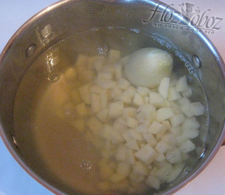 Картофель тоже отправляем в кипяток