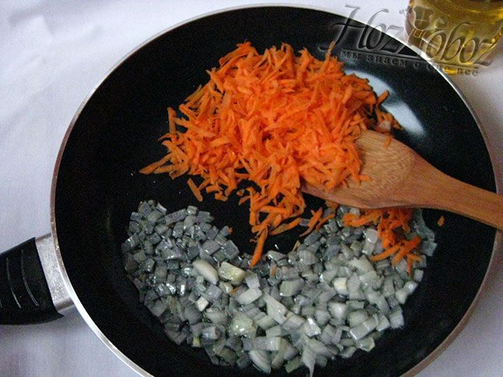 Лук обжариваем до прозрачности, а затем добавляем на сковородку натертую морковь