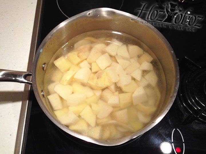 Теперь в кастрюлю для варки супа всыпаем картошку