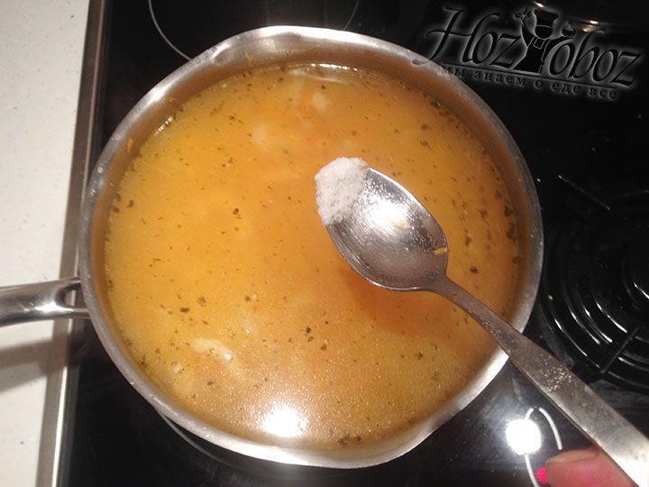 После того как все продукты добавлены, необходимо посолить и приправить суп, а затем поварить еще 15 минут и снять с огня
