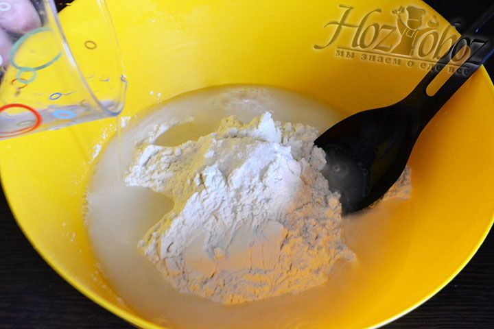 В миску для теста просеиваем муку, добавляем немного соли и вливаем холодную воду