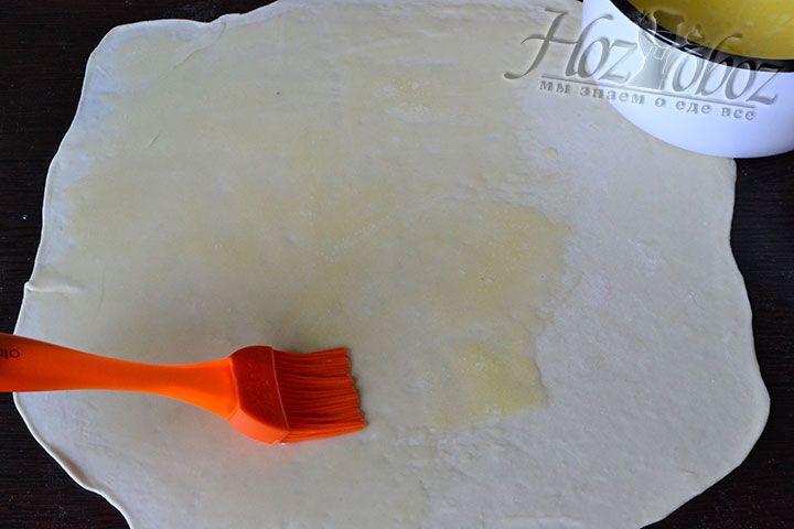 Поверхность одного раскатанного пласта смазываем топленым маслом