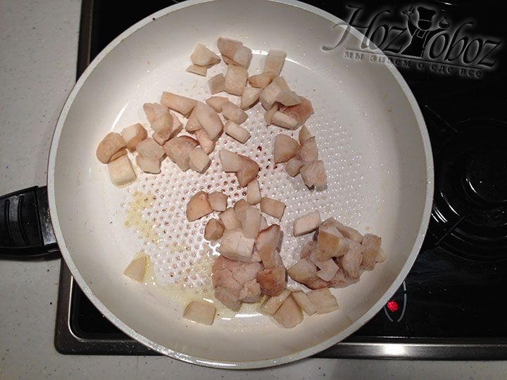 Белые грибы обжариваем на сковородке с растительным маслом