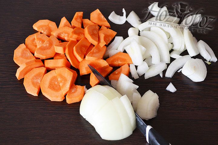 Чистим репчатый лук и морковь и нарезаем овощи кусками небольшого размера или соломкой