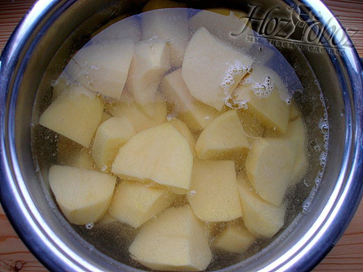 Для начинки чистим и варим в подсоленной воде картошку