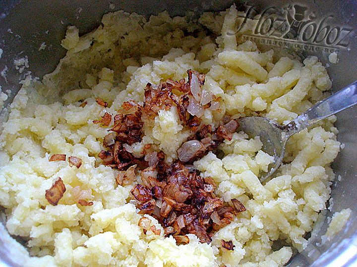 Когда сварится картофель его необходимо потолочь и смешать с заправкой из жаренного сала и лука