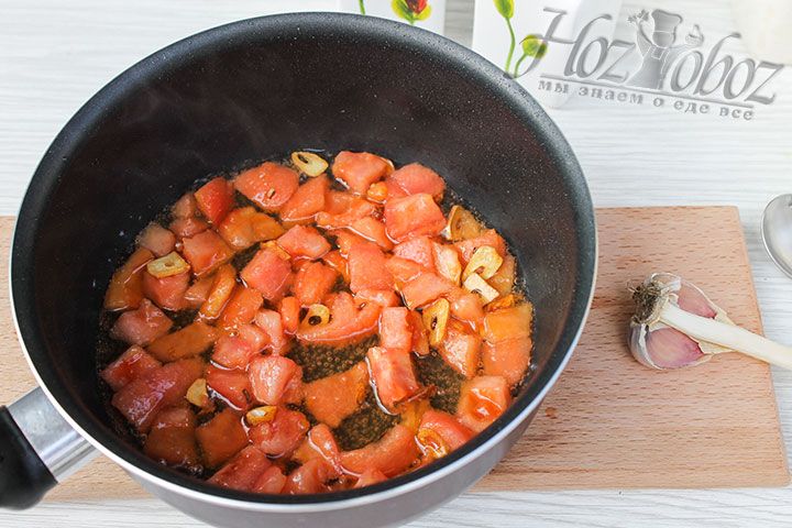 Примерно через минуту после чеснока добавляем на сковороду нарезанные томаты