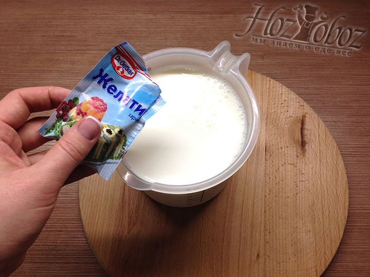 В холодное молоко высыпаем желатин - всего 4 пачки на литр