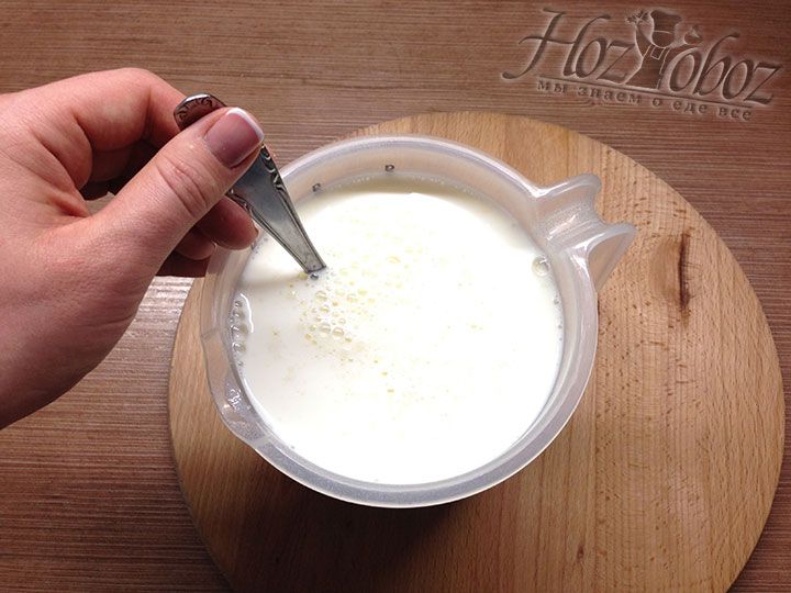 Периодически помешивая даем желатину набухнуть в молоке около 20 минут
