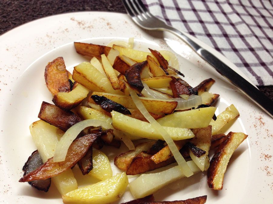 Жареная картошка с сосисками на сковороде