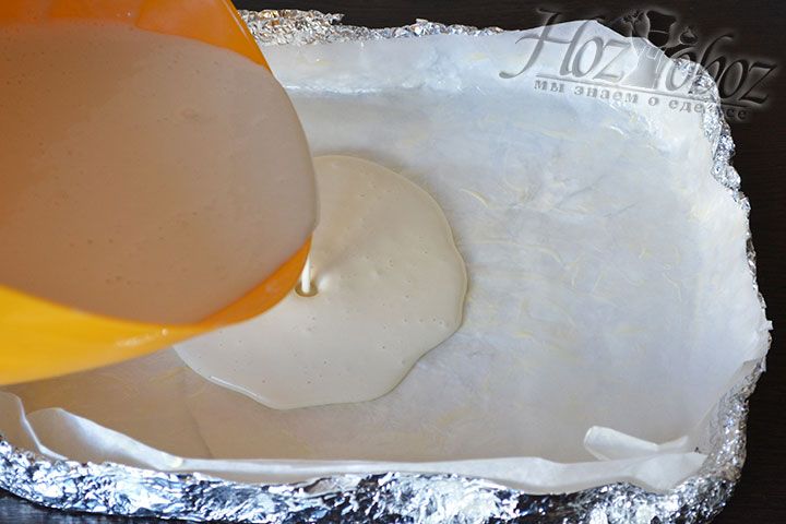 Смазываем форму маслом и помещаем внутрь тесто