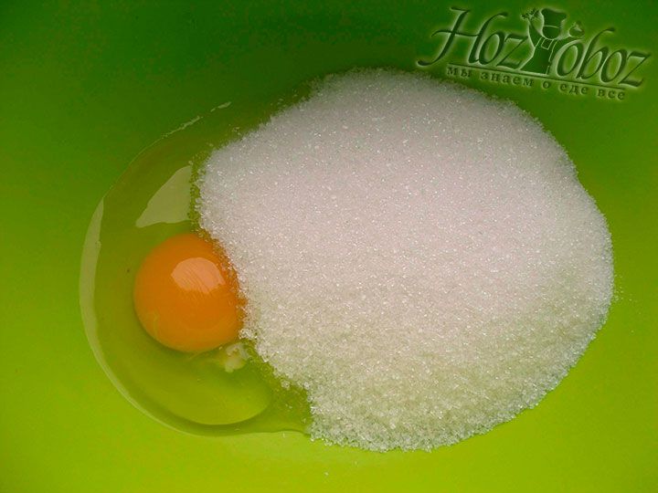 Смешиваем сахарный песок с яйцами