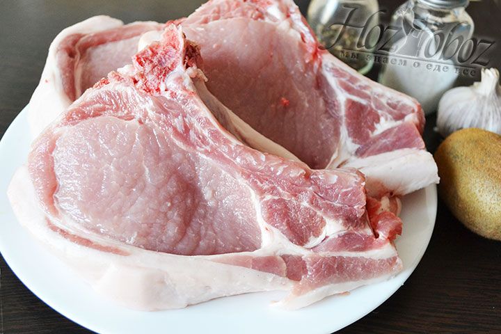 Для приготовления стейков возьмем большие куски охлажденной свинины на кости
