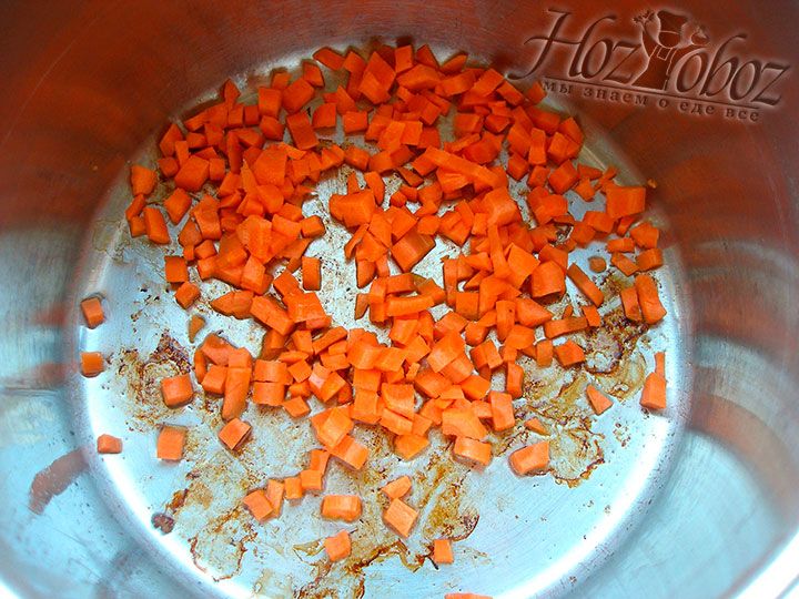 Теперь в кастрюлю высыпаем нарезанную кубиками морковку