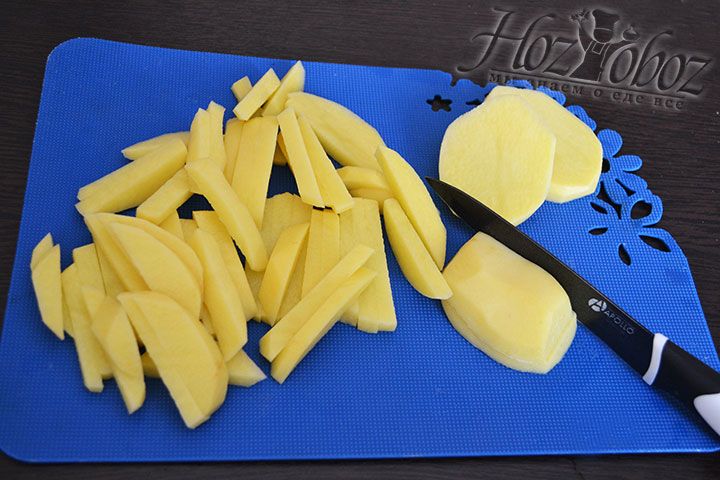 Теперь, непосредственно перед жаркой, всю картошку нарезаем длинными тонкими соломинками