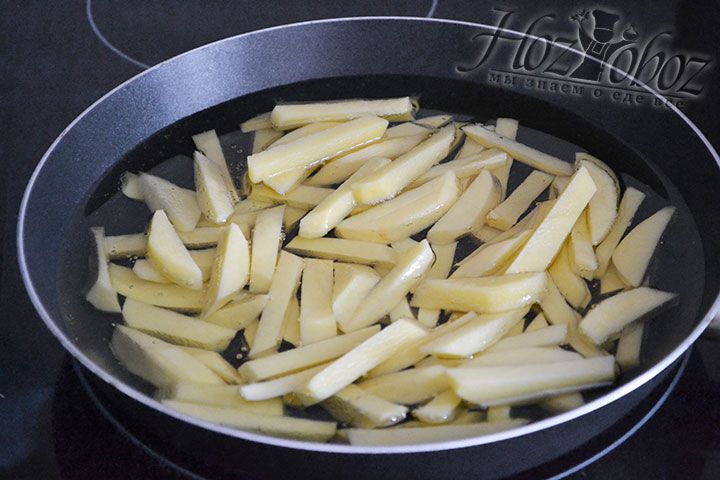В сковородку выкладываем абсолютно сухой нарезанный картофель. Важно чтобы не было ни капли воды иначе можно сильно обжечься