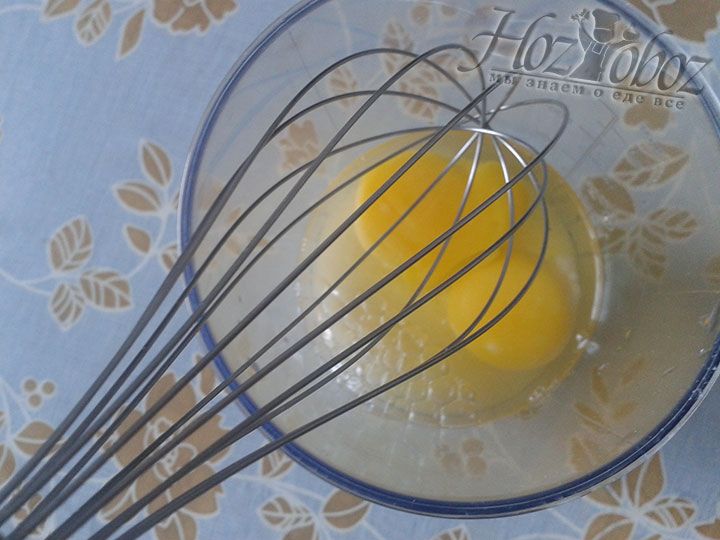 Отдельно взбиваем яйца с сахаром. Идеально это сделать блендером, но необходимо следить за консистенцией смеси, чтобы яйца не перебились