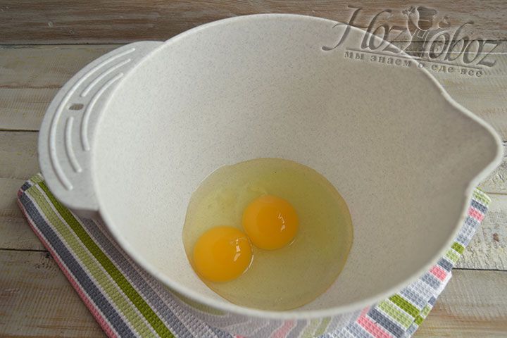 В миску разбиваем 2 куриных яйца, по возможности домашних