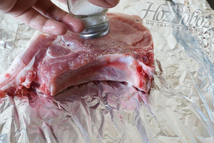 Теперь заворачиваем каждый кусок мяса в двойной слой фольги. Каждый кусок укладываем на фольгу нашпигованной стороной и хорошенько солим
